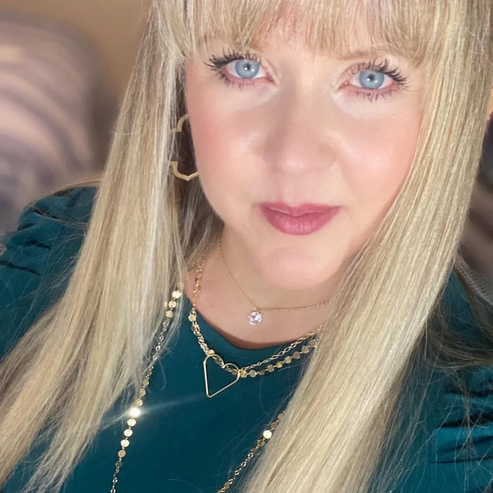 Gold Heart Outline Necklace with White Inlay - Timeless Feminine Pendant - Picture 4 of 5